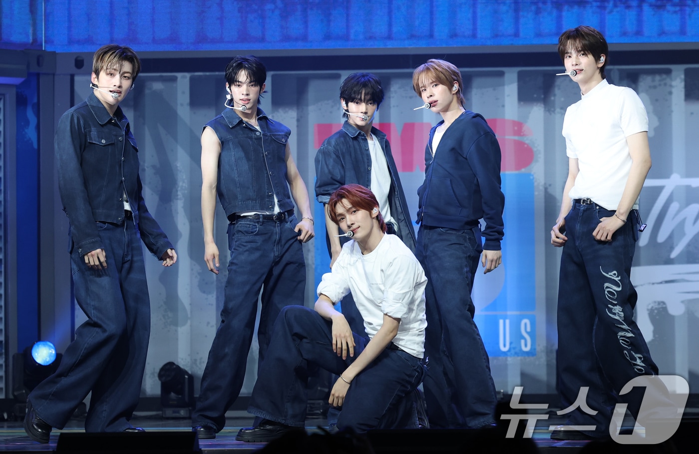 그룹 투어스(TWS)가 21일 오후 서울 용산구 한남동 블루스퀘어에서 가진 세 번째 미니앨범 'TRY WITH US' 발매 기념 쇼케이스에 참석해 타이틀 곡 ‘마음 따라 뛰는 건 멋지지 않아?’를 열창하고 있다. 2025.4.21/뉴스1 ⓒ News1 권현진 기자