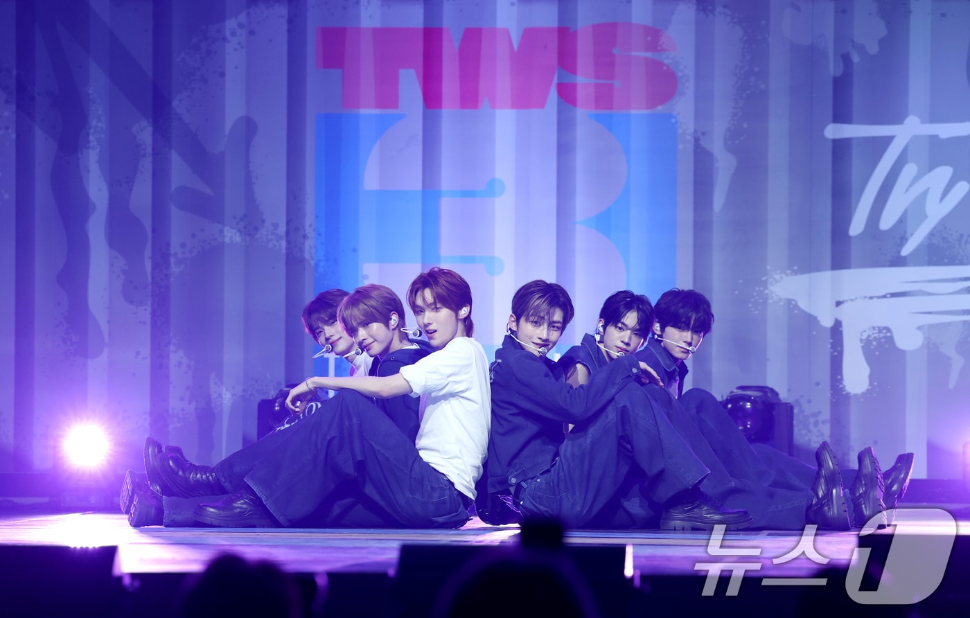 그룹 투어스(TWS)가 21일 오후 서울 용산구 한남동 블루스퀘어에서 가진 세 번째 미니앨범 'TRY WITH US' 발매 기념 쇼케이스에 참석해 타이틀 곡 ‘마음 따라 뛰는 건 멋지지 않아?’를 열창하고 있다. 2025.4.21/뉴스1 ⓒ News1 권현진 기자