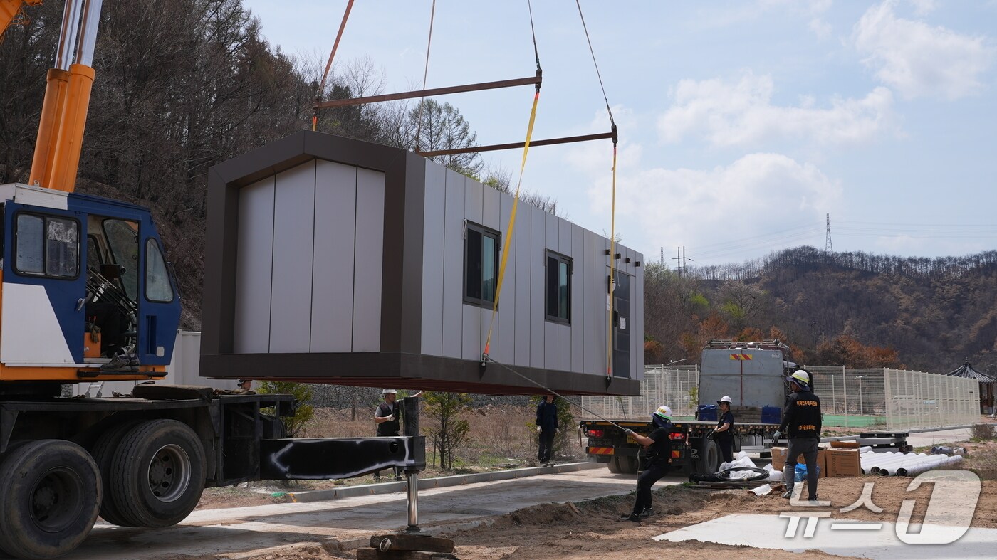 손해보험 사회공헌협의회는 희망브리지 전국재해구호협회를 통해 대형 산불로 피해를 입은 경북 영양, 의성, 청송군 주민들을 위해 희망하우스 20동을 지원한다고 21일 밝혔다./사진제공=손해보험협회