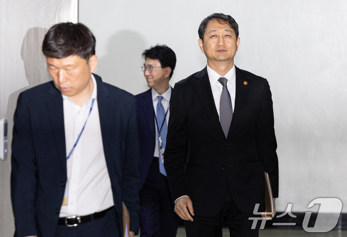 안덕근 산업통상자원부 장관이 21일 오후 서울 여의도 국회 산업통상자원중소벤처기업위원회 위원장실로 향하고 있다. 최상목 경제부총리와 안덕근 산업부 장관은 24일 미국 베센트 재무부 장관, 그리어 USTR(미국 무역대표부) 대표와 한미 2+2 통상협의를 개최한다. 2025.4.21/뉴스1 ⓒ News1 이재명 기자