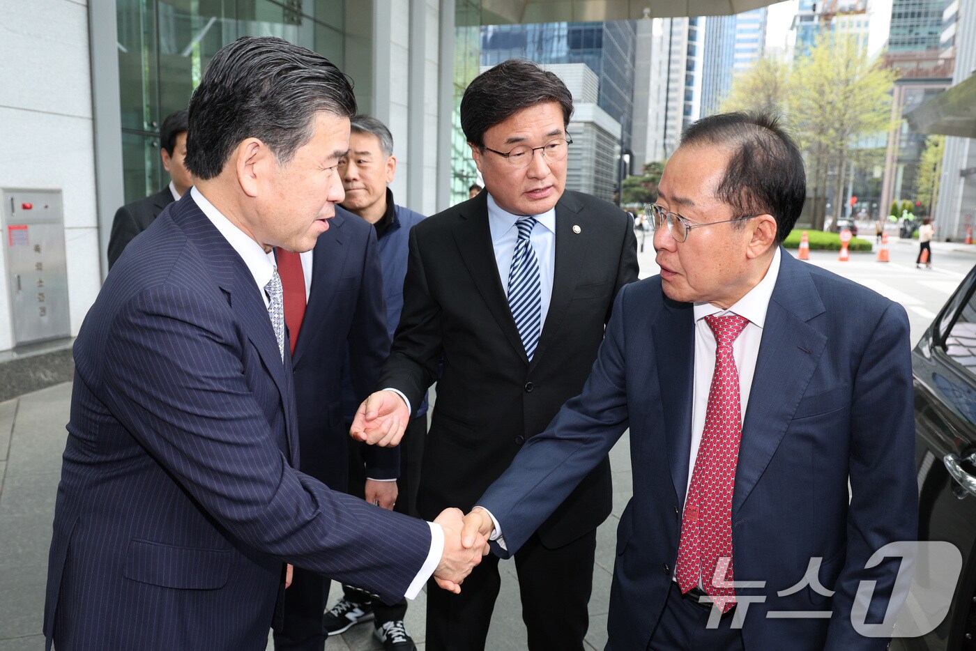 홍준표 국민의힘 대선 경선 후보가 21일 오후 서울 여의도 주한미국상공회의소를 방문해 제임스 김 주한미국상공회의소 회장과 인사하고 있다. 2025.4.21/뉴스1 ⓒ News1 신웅수 기자