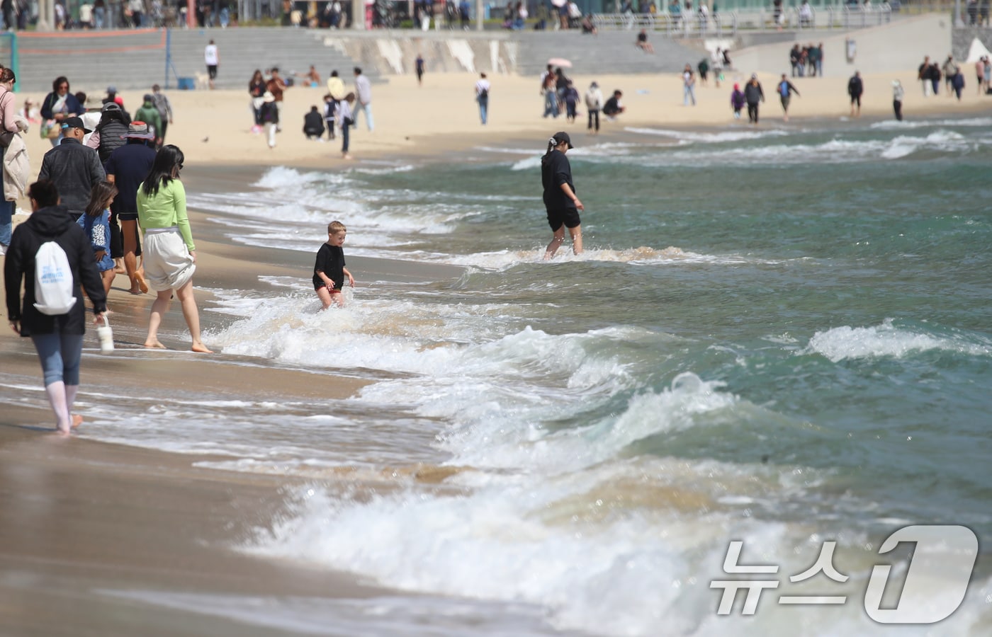 전국적으로 초여름 날씨를 보인 지난 21일 오후 부산 해운대해수욕장을 찾은 외국인 어린이가 물놀이를 즐기고 있다. 2025.4.21/뉴스1 ⓒ News1 윤일지 기자