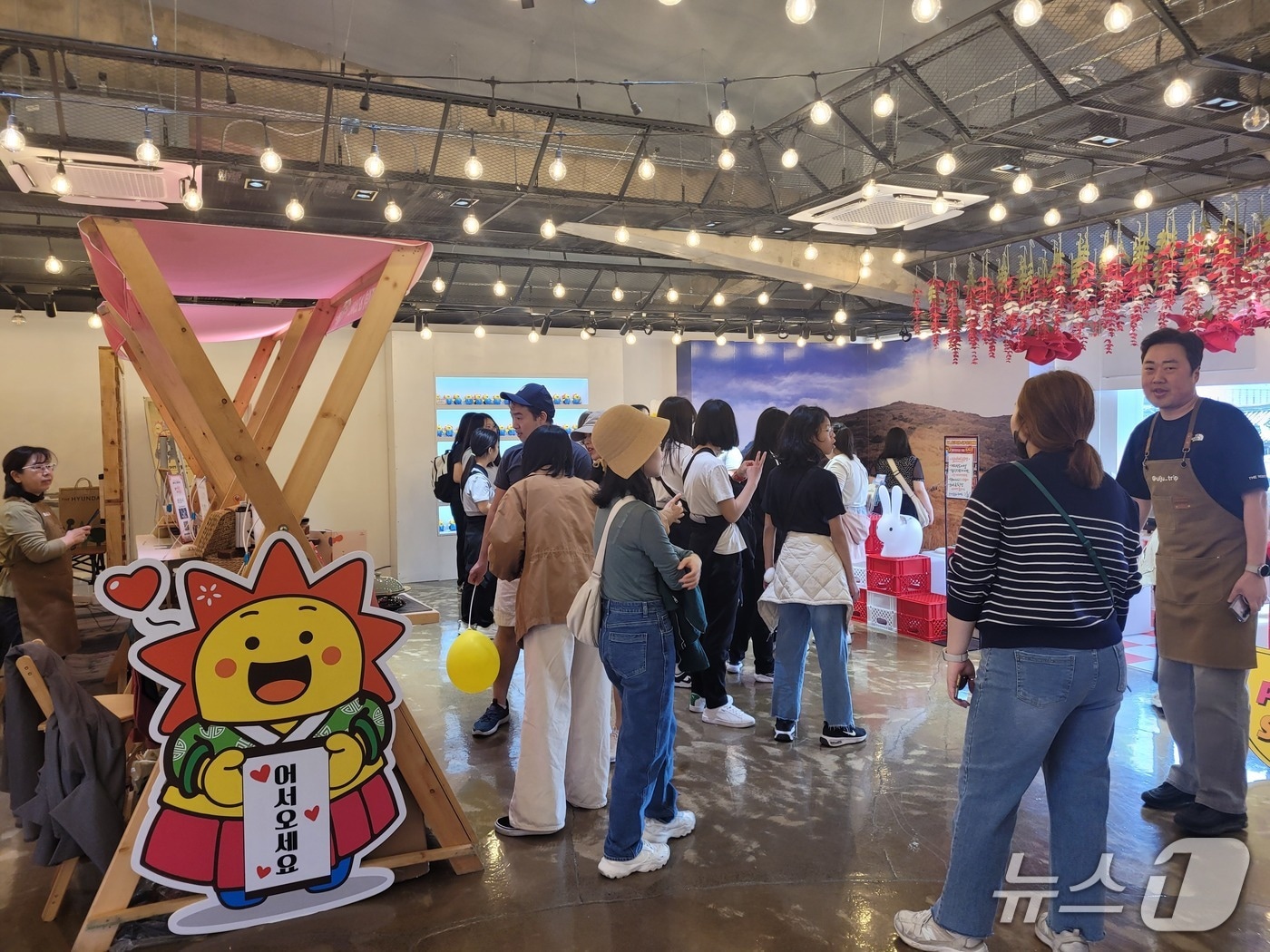 울산 울주군이 경주 황리단길 생활문화센터에서 운영한 ‘황리단길에서 숨은 울주 찾기, 울주 팝업홍보관’이 성황리에 마무리됐다.