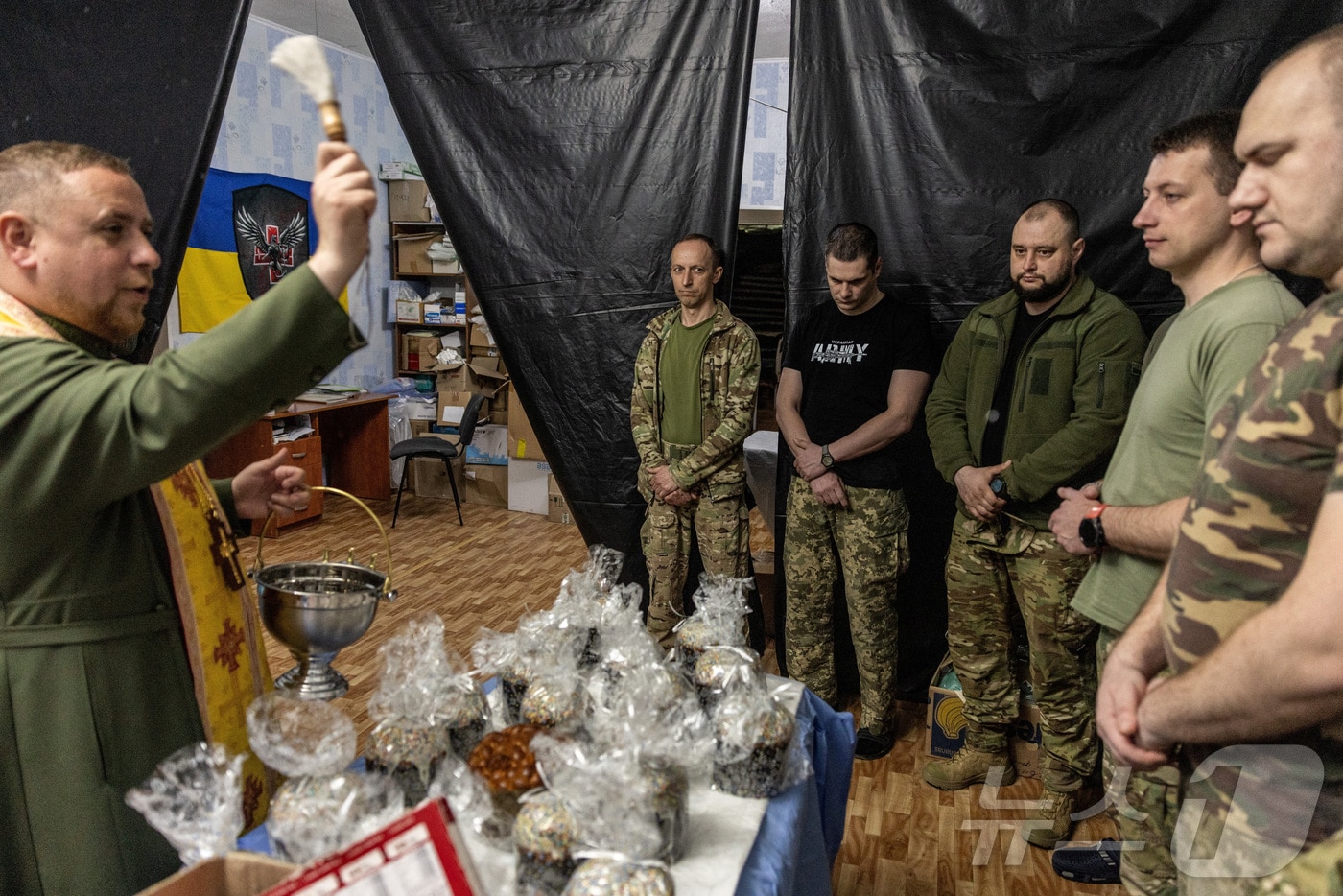 20일(현지시간) 군종 신부가 우크라이나 드니프로페트로우스크 전선 근처에서 부활절 미사를 집전하며 우크라이나 육군 제33독립기계화여단 소속 장병에게 성수를 뿌리고 있다. 사진은 제33독립기계화여단 제공. 2025.04.20 ⓒ 로이터=뉴스1 ⓒ News1 김지완 기자