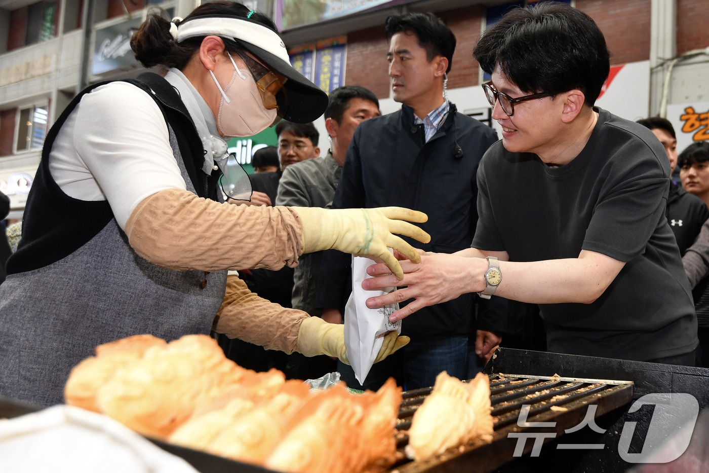 한동훈 국민의힘 대선경선 후보가 21일 오후 경북 포항시 죽도시장에서 붕어빵을 구입하고 있다. 2025.4.21/뉴스1 ⓒ News1 최창호 기자