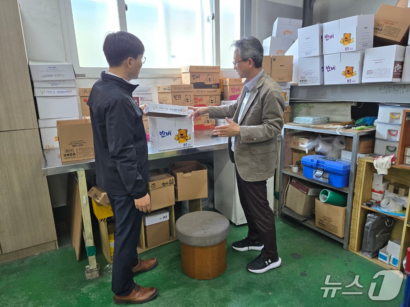 이경원 강원조달청장은 21일 춘천시장애인근로사업장 찾아 애로사항 등 근로 현장의 목소리 청취했다.(강원조달청 제공. 재판매 및 DB금지)/뉴스1