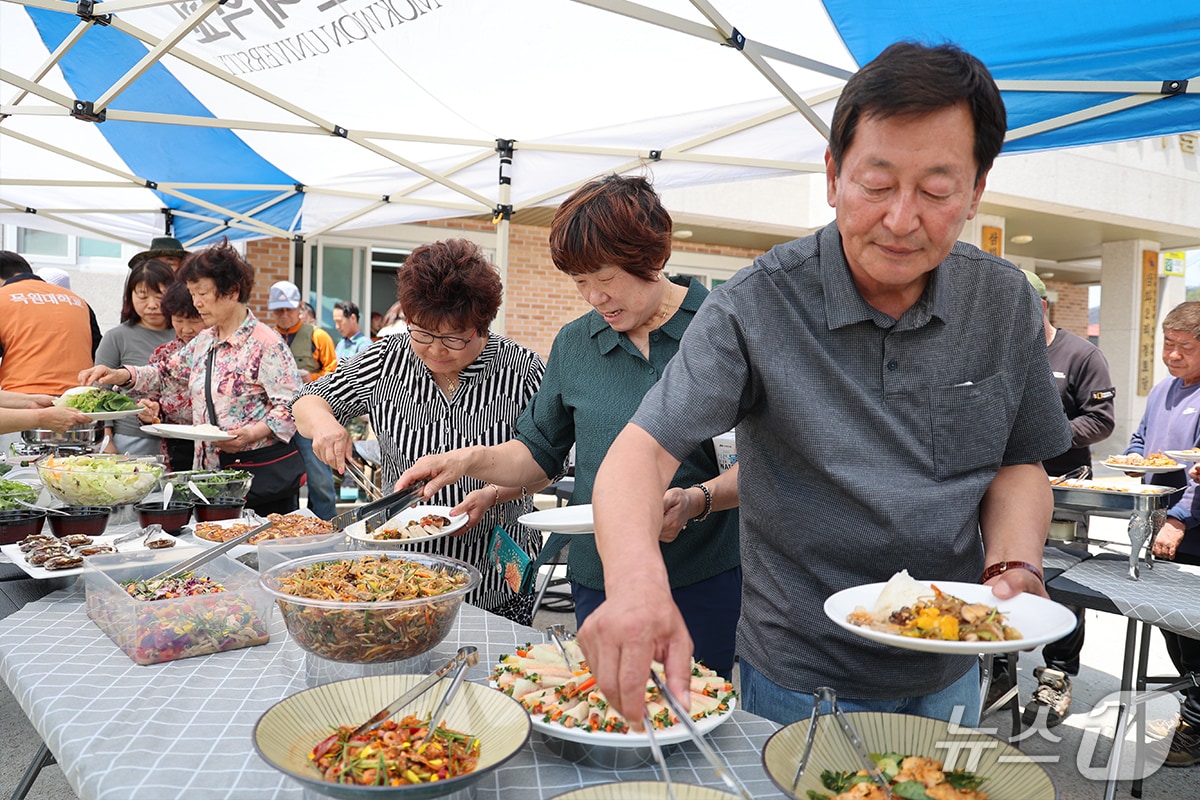 목원대 봉사단이 준비한 뷔페를 주민들이 이용하고 있다.(목원대 제공.재판매 및 DB금지)/뉴스1