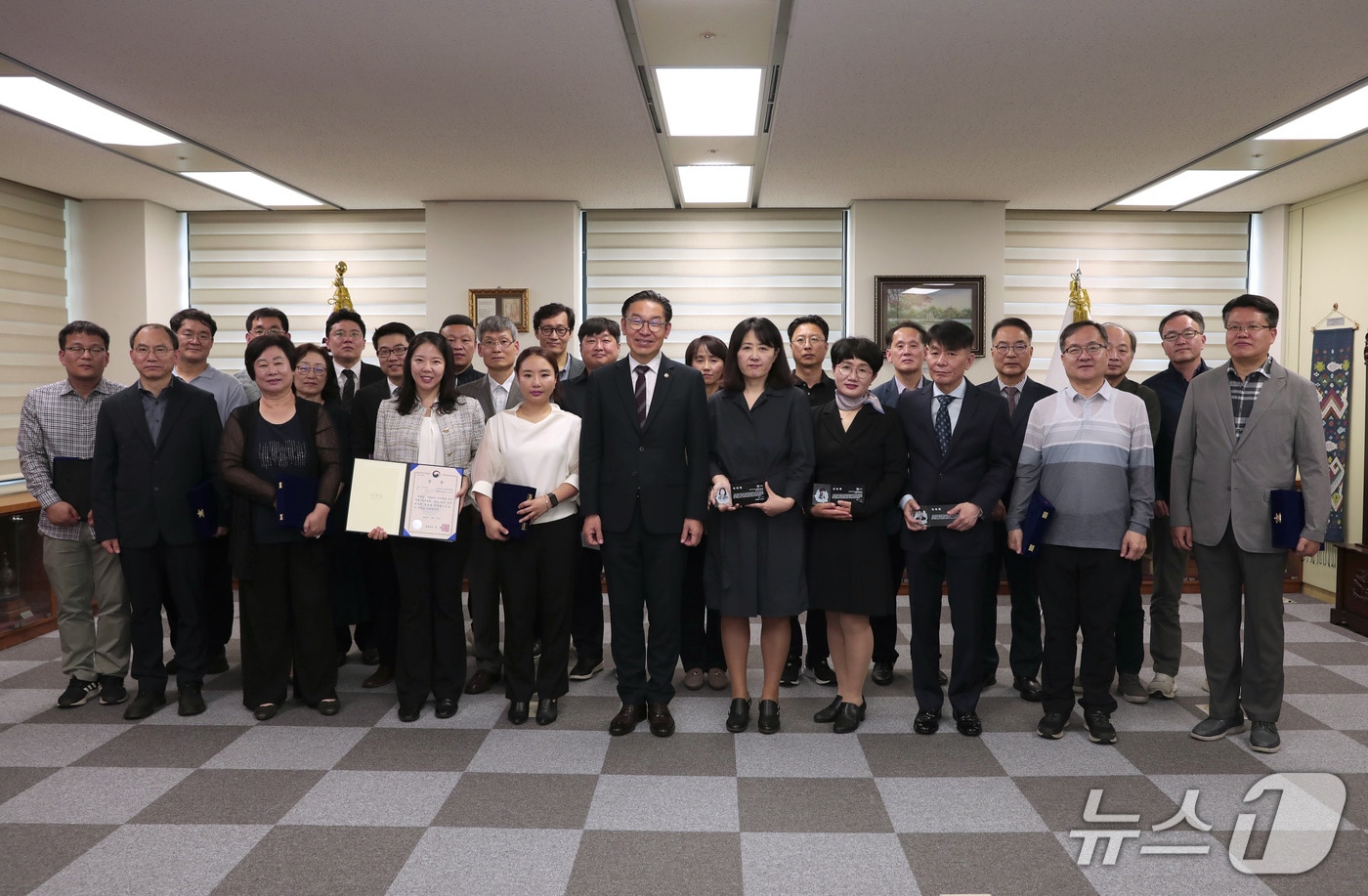 김완기 특허청장(앞줄 왼쪽 여섯번째)이 장기재직 심사관 및 ‘상반기 자체 적극행정 우수사례 경진대회’ 시상식 수상자들과 기념 촬영을 하고 있다.(특허청 제공. 재판매 및 DB금지)/뉴스1