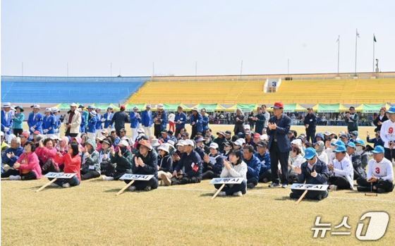 충남노인건강대축제가 지난 16일 충남 홍성에서 열리고 있다. (충남지사 사회관계망서비스 갈무리. 재판매 및 DB금지) /뉴스1