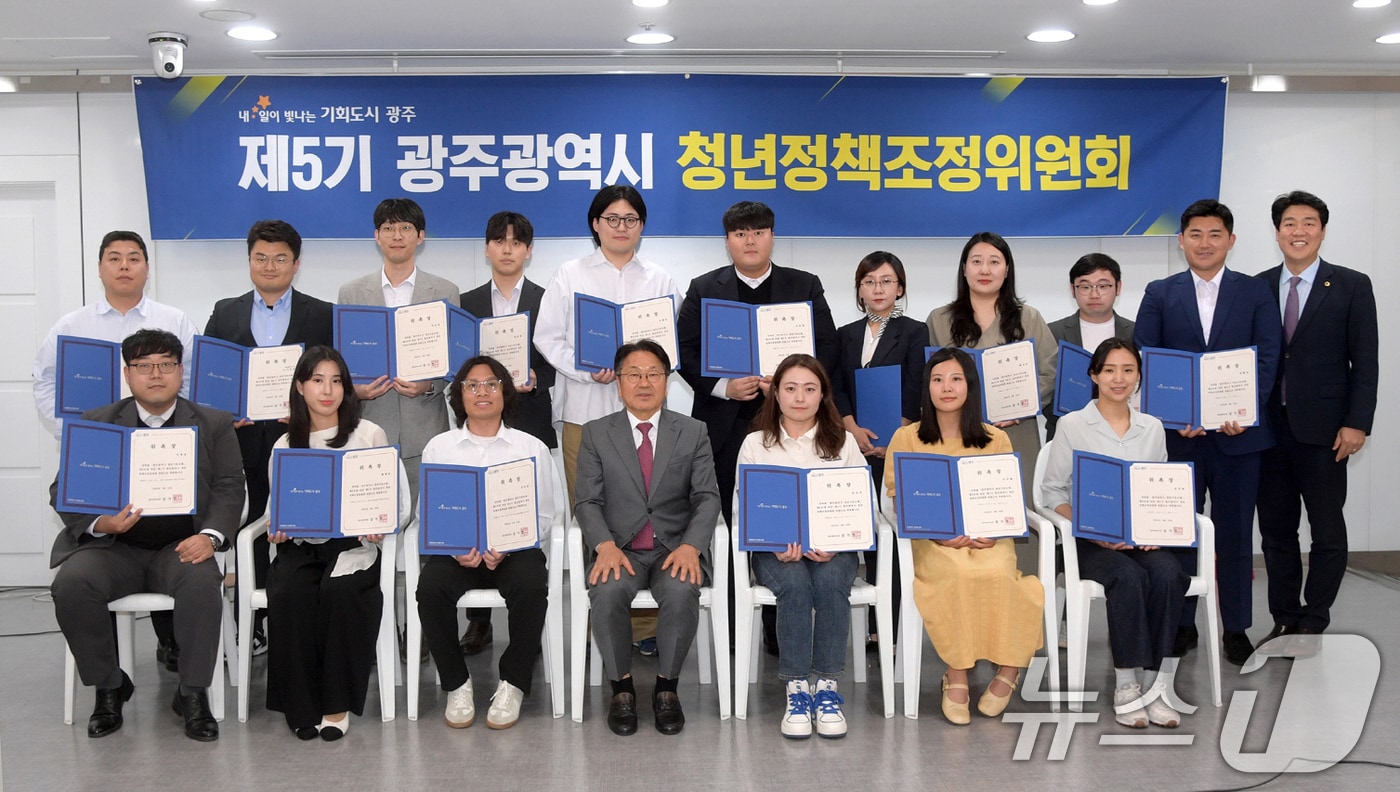 강기정 광주시장이 21일 오후 시청 소회의실에서 열린 제5기 청년정책조정위원회 회의에 참석해 신규위원에게 위촉장을 수여한 후 기념촬영을 하고 있다.(광주시 제공. 재판매 및 DB 금지)