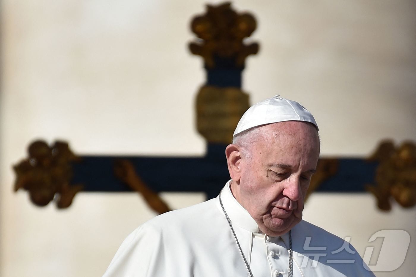프란치스코 교황이 21일(현지시간) 선종했다. 향년 88세. 사진은 교황이 2016년 11월 16일 바티칸 성 베드로 광장에서 열린 주간 일반 알현 행사 도중에 십자가를 지나가고 있는 모습이다. ⓒ AFP=뉴스1 ⓒ News1 최종일 선임기자