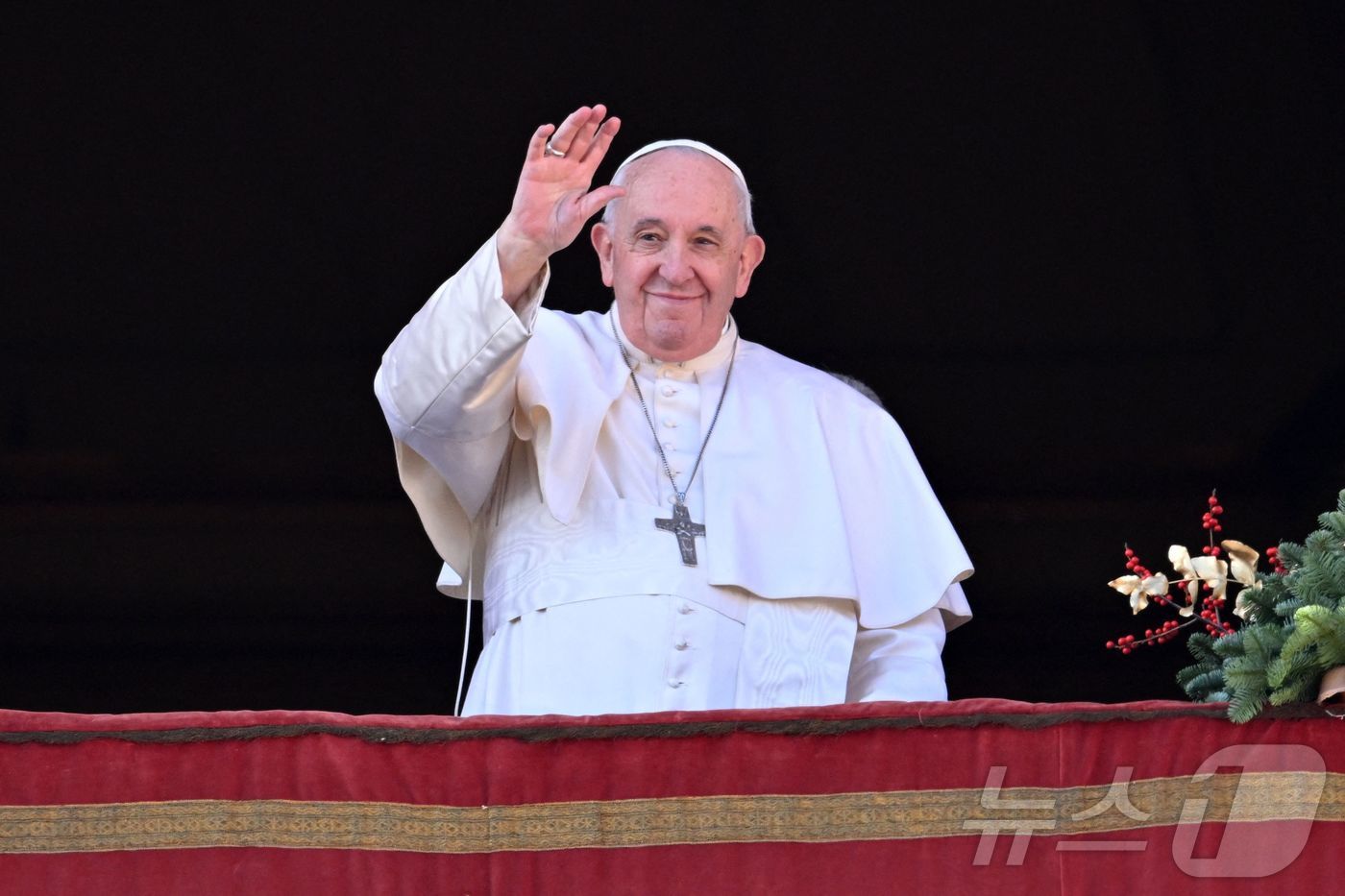 프란치스코 교황이 21일 선종했다. 사진은 프란치스코 교황이 2022년 12월 25일 바티칸 성 베드로 광장 발코니에 나타나 성탄절 '우르비 엣 오르비' 축복을 전하며 군중에게 손을 흔드는 모습. ⓒ AFP=뉴스1 ⓒ News1 송원영 기자