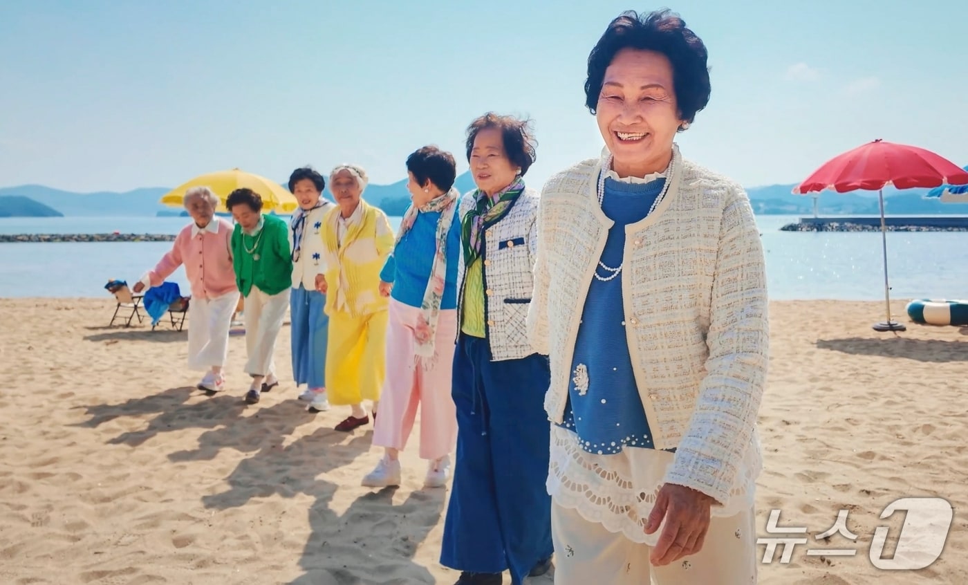 칠곡 '수니와 칠공주' 할머니들이 최근 경남 통영 바닷가에서 '바다가는 달' 해양관광 캠페인 홍보 영상을 촬영하고 있다. (칠곡군 제공.재판매 및 DB금지) 2025.4.22/뉴스1