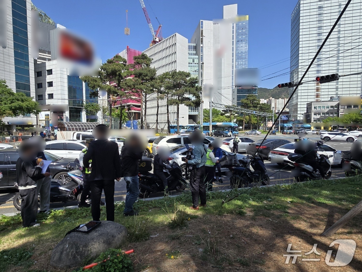 21일 오후 부산 부산진구 서면교차로에서 이륜차 대상 광역단속이 실시되고 있다.(부산경찰청 제공. 재판매 및 DB 금지)