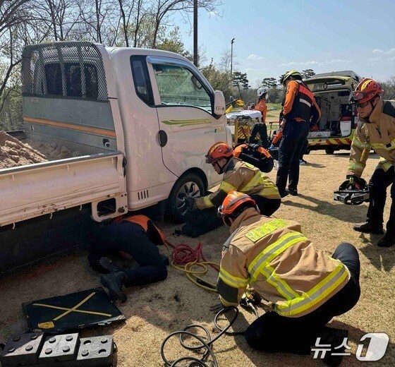 21일 낮 2시21분쯤 횡성 우천면의 한 골프장에서 1톤 화물차에 깔린 70대 남성이 119에 의해 인근 병원에 이송됐으나 숨졌다.(횡성소방서 제공. 재판매 및 DB금지)/뉴스1