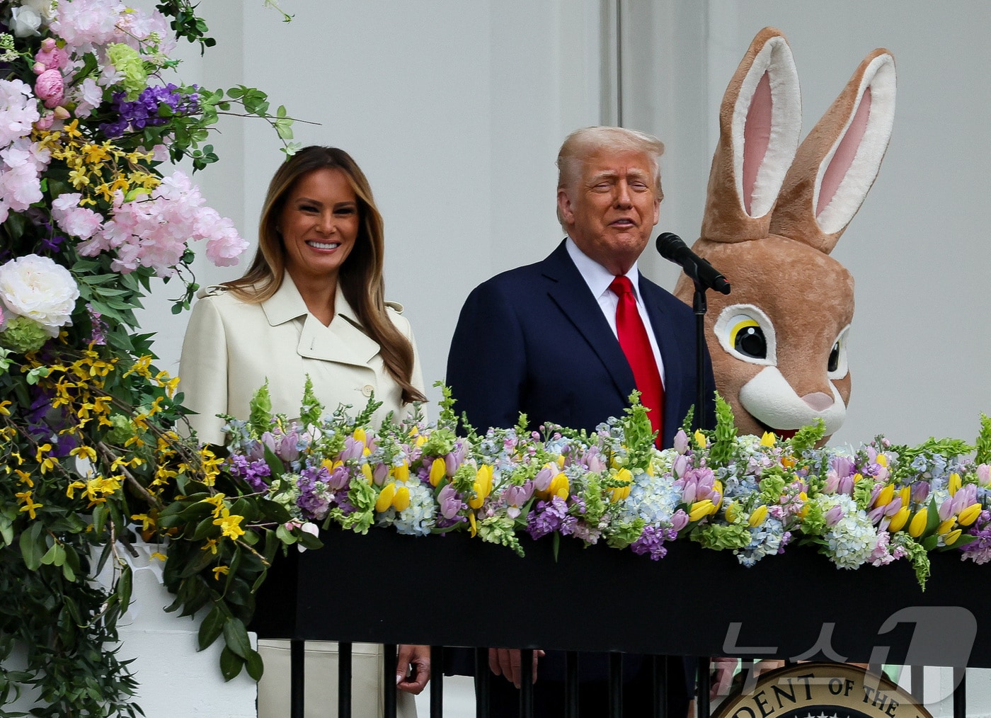 도널드 트럼프 미국 대통령과 영부인 멜라니아 여사가 21일(현지시간) 미국 워싱턴DC 백악관에서 열린 부활절 기념 행사에 참석하고 있다. ⓒ 로이터=뉴스1 ⓒ News1 류정민 특파원