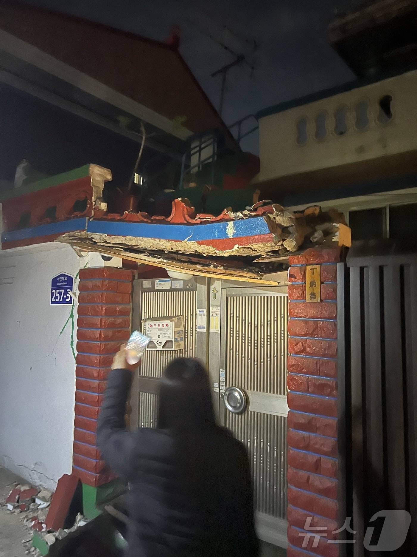 21일 오후 10시 20분쯤 광주 북구 중흥동 주택 4곳의 담장과 외벽에 균열이 발생해 주민 6명이 대피했다. 사진은 주택 현장의 모습. &#40;광주 북구 제공&#41; 