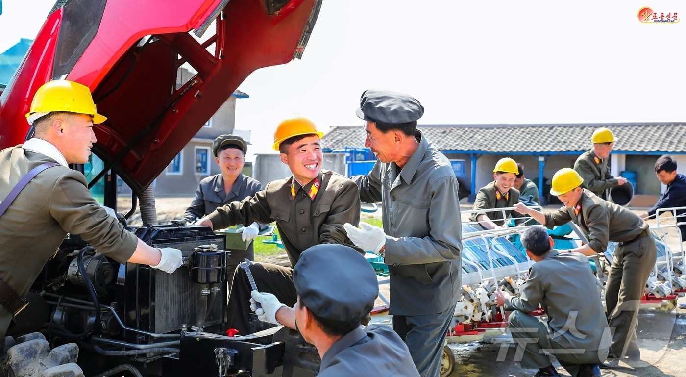 (평양 노동신문=뉴스1) = 북한 노동당 기관지 노동신문은 22일 경제 현장에 파견된 인민군 124연대 군인들에 대한 주민들의 고마움을 전했다. [국내에서만 사용가능. 재배포 금지. DB 금지. For Use Only in the Republic of Korea. Redistribution Prohibited] rodongphoto@news1.kr