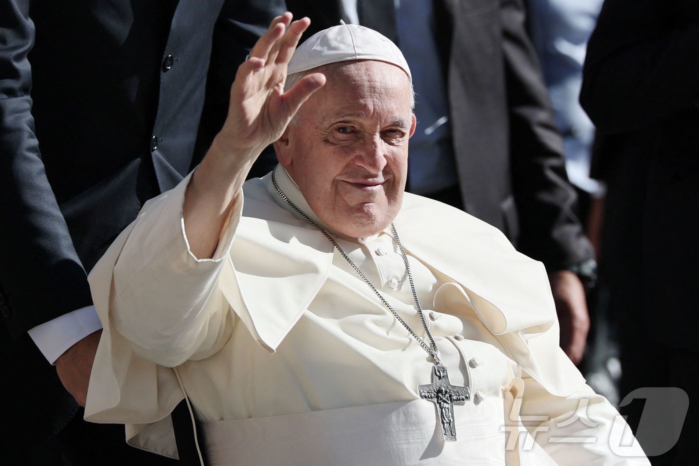 프란치스코 교황이 지난 2023년 8월 4일 포르투갈 리스본의 교구 센터에 도착하며 손을 흔들고 있다. 교황은 21일(현지시간) 향년 88세로 선종했다. 2025.04.22 ⓒ AFP=뉴스1 ⓒ News1 우동명 기자