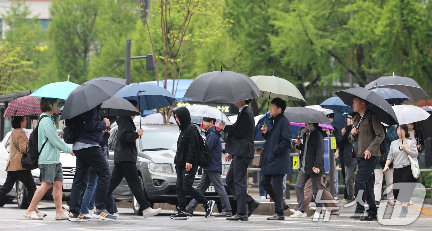 봄비가 내린 22일 서울 광화문네거리에서 우산을 쓴 시민들이 출근하고 있다. 2025.4.22/뉴스1 ⓒ News1 신웅수 기자