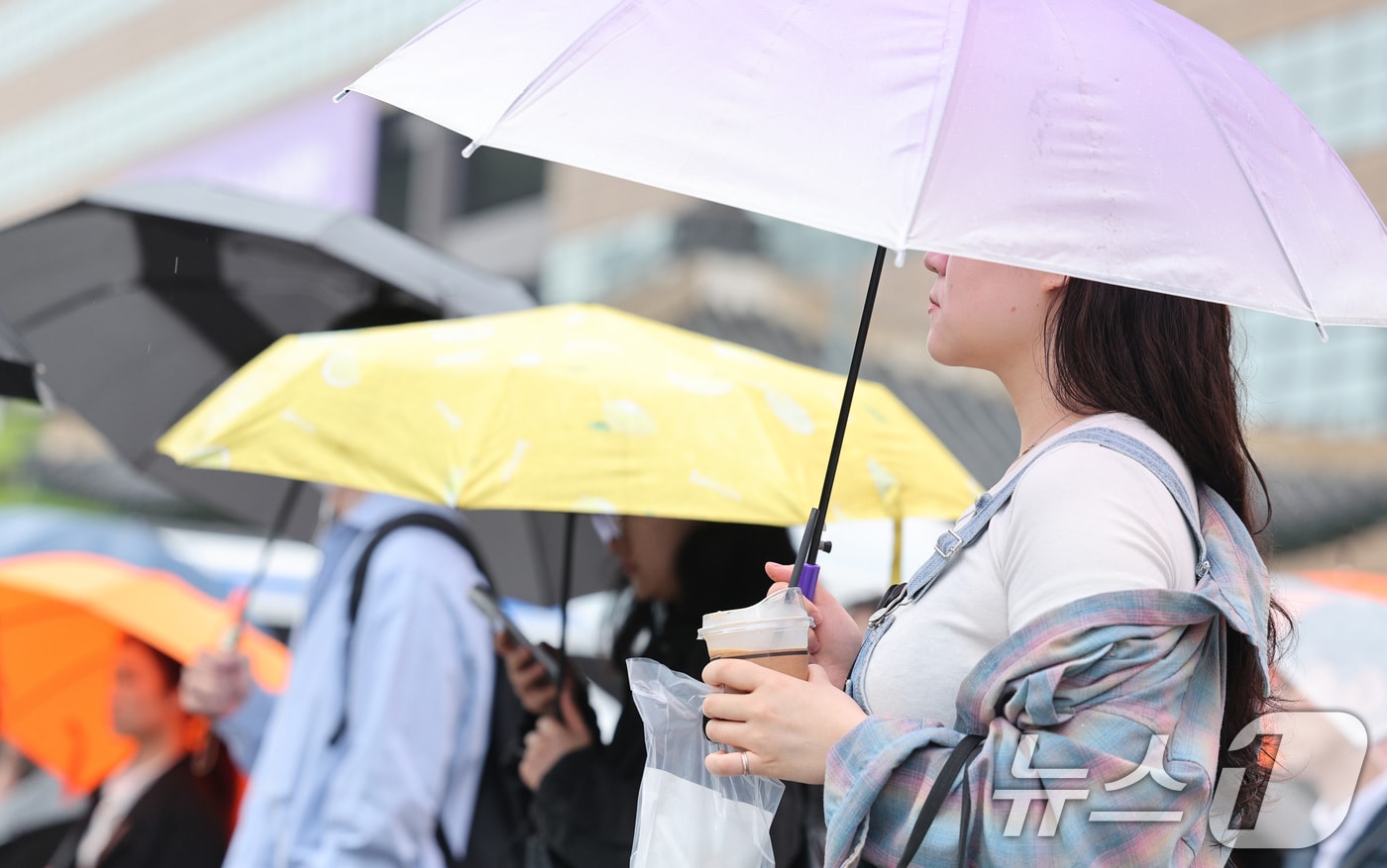 서울 광화문네거리에서 우산을 쓴 시민들이 출근하고 있다. 2025.4.22/뉴스1 ⓒ News1 신웅수 기자