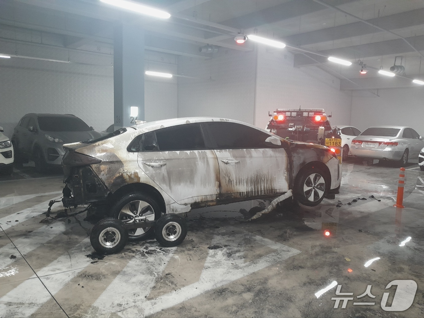 22일 오전 5시50분쯤 대구 달서구 두류동의 한 아파트 지하주차장 2층에서 불이 난 전기차가 새까맣게 탄 모습.&#40;대구소방안전본부 제공&#41;