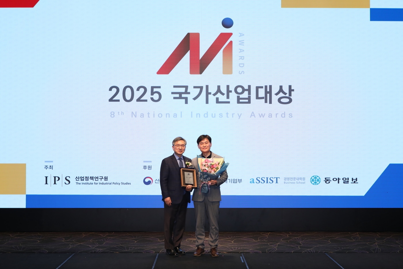 kt m&s 최찬기 대표이사&#40;오른쪽&#41;가 2025 국가산업대상 대상을 수상하고 기념촬영을 하고 있다. &#40;kt m&s 제공&#41;