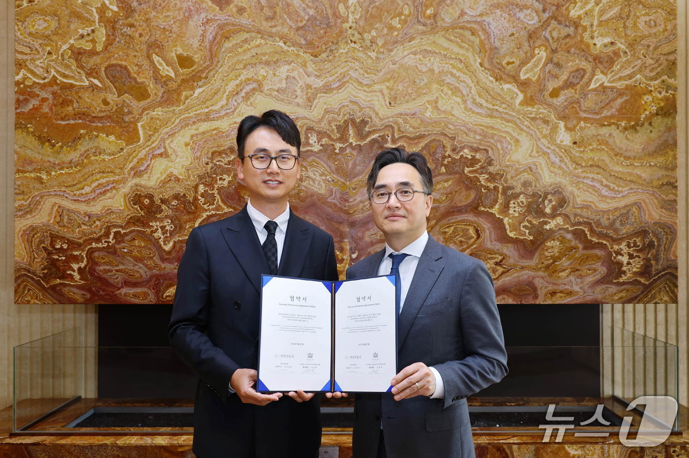 한성자동차는 조선 팰리스 서울 강남과 고객 프리미엄 라이프스타일 경험 확대를 위한 업무협약(MOU)을 체결했다. 사진 왼쪽부터 한성자동차 김마르코 대표이사, 조선 팰리스 서울 강남 이정욱 총지배인.(한성차 제공)