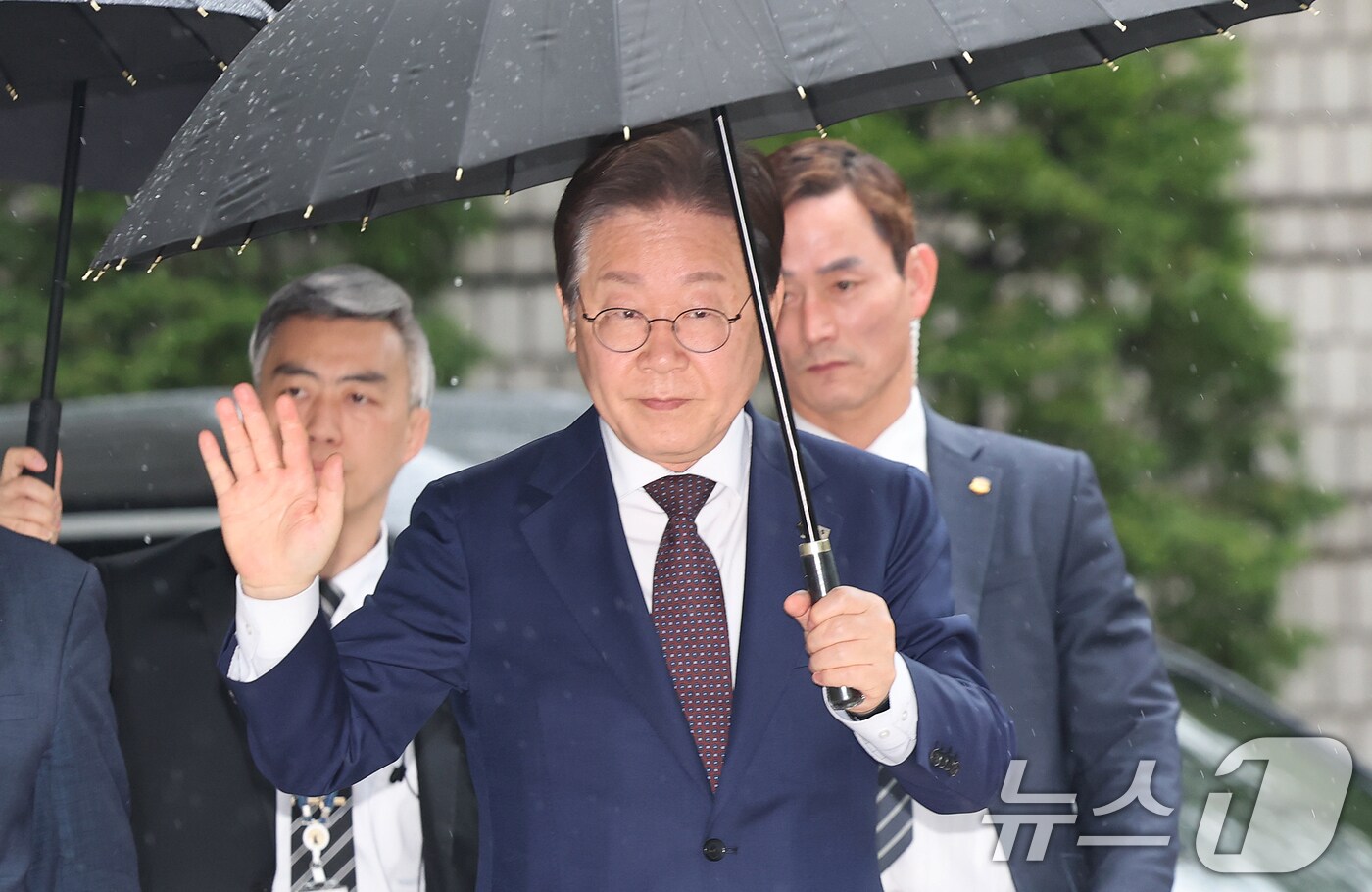 대권 도전에 나선 이재명 더불어민주당 전 대표가 22일 오전 서울 서초구 서울중앙지방법원에서 열린 '대장동 배임 및 성남FC 뇌물' 1심 속행 공판에 출석하며 지지자들에게 손인사를 하고 있다. 2025.4.22/뉴스1 ⓒ News1 오대일 기자