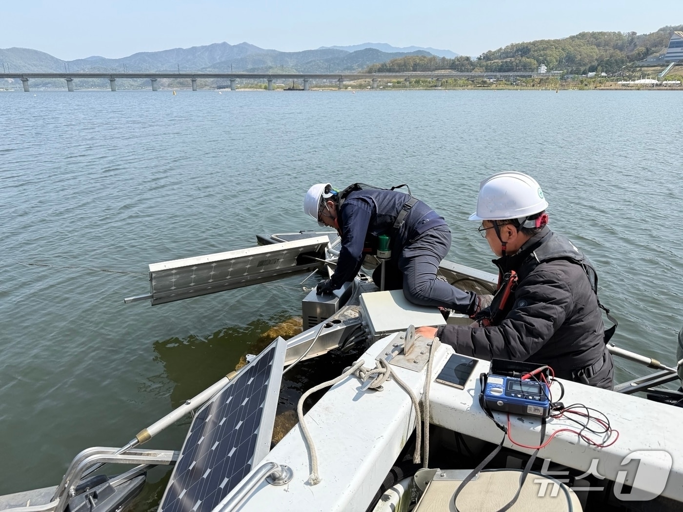 한국수자원공사 낙동강보관리단에서 물순환장치를 점검하고 시운전 준비를 하고 있다.(한국수자원공사 제공.재판매 및 DB금지)/뉴스1