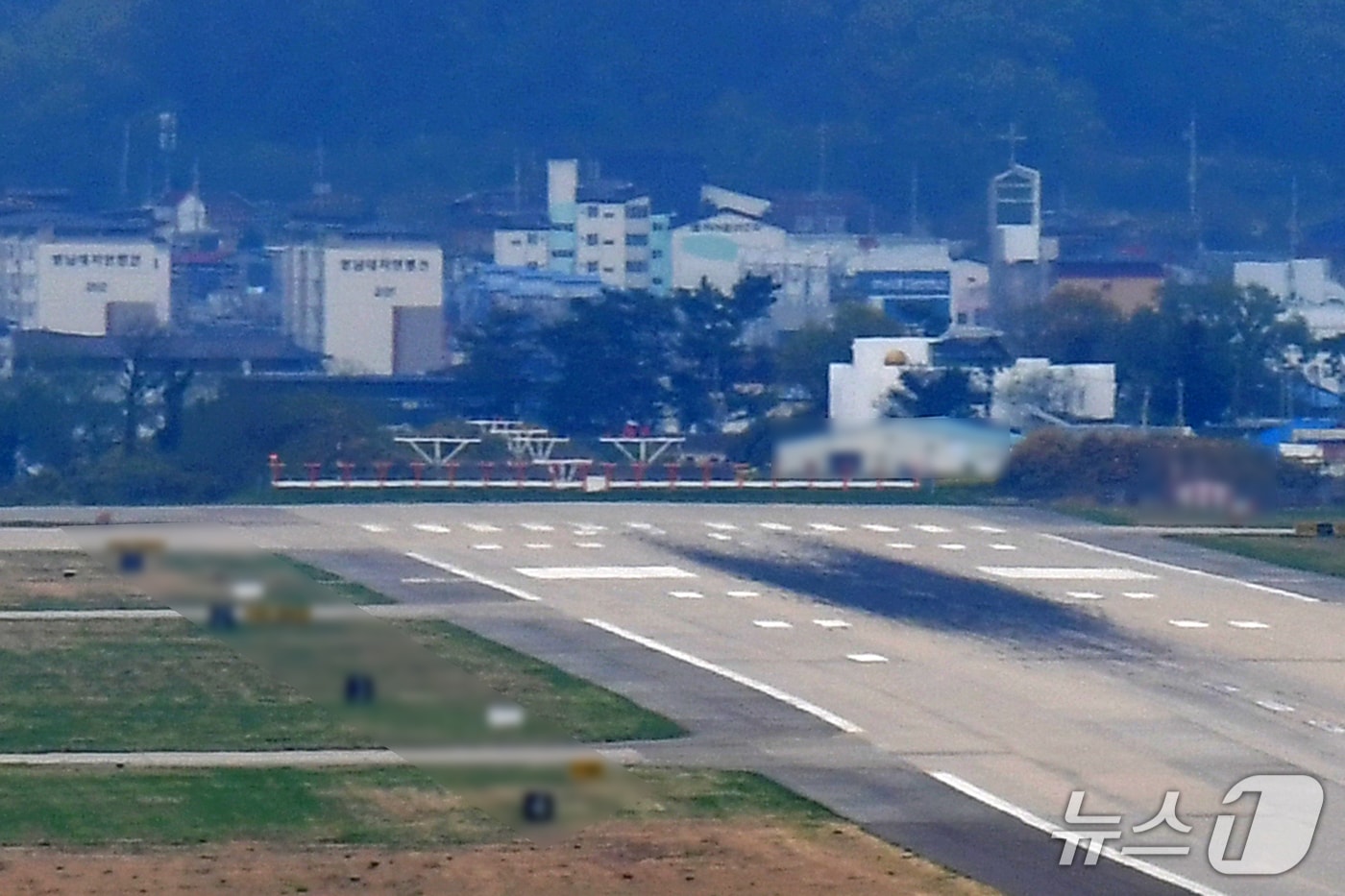 포항경주공항에 설치된 로컬라이저(방위각 시설) 재설치 공사가 올 상반기를 넘길 전망이다. 사진은 포항경주공항 로컬라이저 모습. 2025.4.22/뉴스1 최창호 기자  