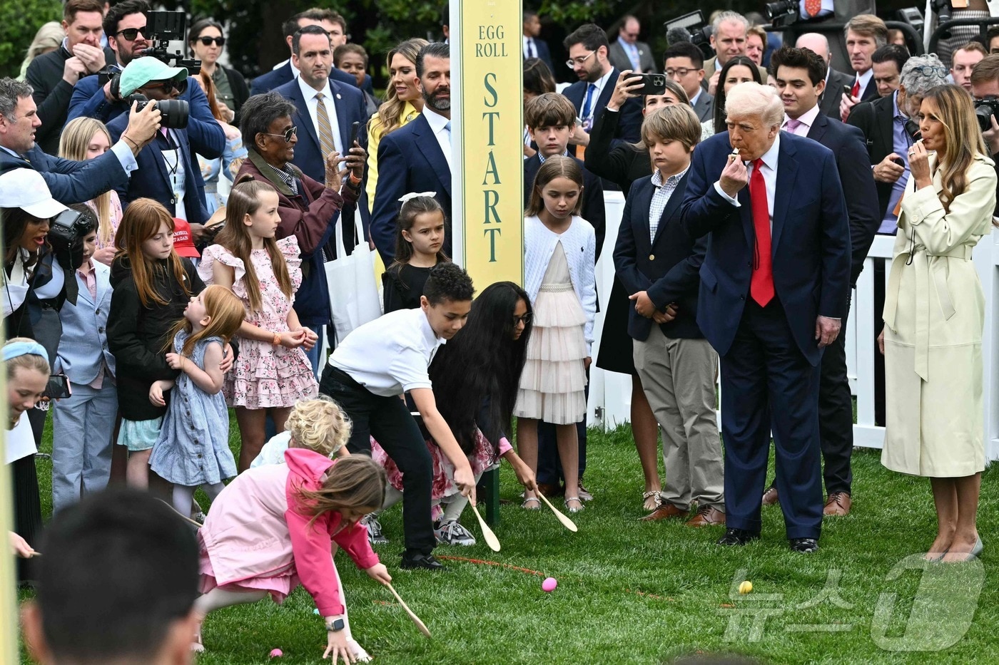 도널드 트럼프 미국 대통령과 부인 멜라니아 여사가 21일&#40;현지시간&#41; 워싱턴 백악관에서 열린 &#39;부활절 달걀 굴리기&#39; 행사에 참석해 행사를 진행하는 호루라기를 불고 있다. 2025.04.22 ⓒ AFP=뉴스1 ⓒ News1 우동명 기자