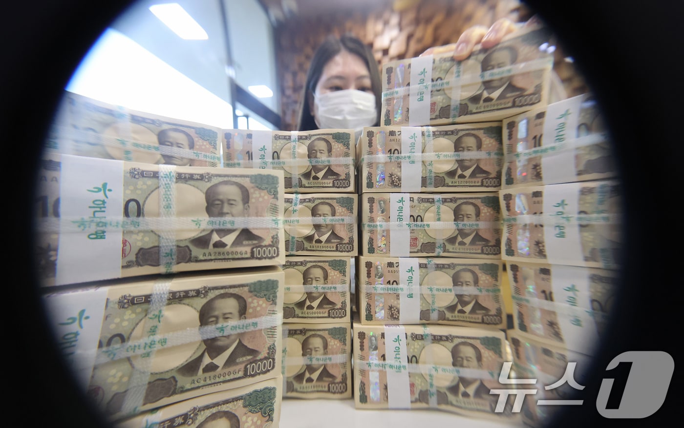 22일 오전 서울 중구 하나은행 위변조대응센터에서 직원이 엔화 지폐를 살펴보고 있다. 2025.4.22 ⓒ 뉴스1 장수영 기자