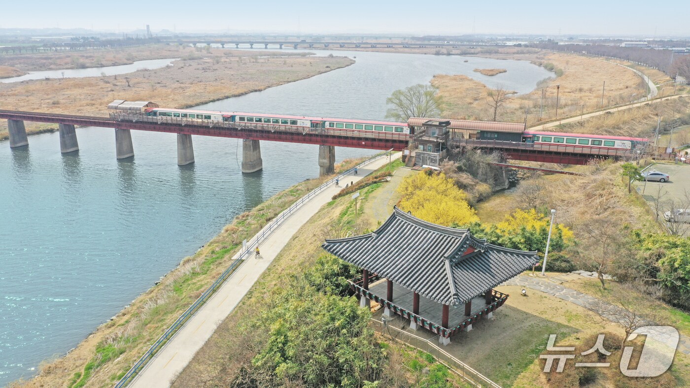 전북자치도 완주군은 '2025년 지역 자전거 여행 활성화' 공모사업에 선정됐다고 22일 밝혔다.(완주군 제공. 재판매 및 DB금지)2025.4.22/뉴스1