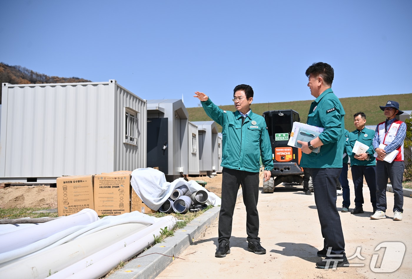 이철우 지사가 경북 산불 이재민 임시주택 건설현장을 방문해 업무를 지시하고 있다.(이철우 캠프 제공. 재판매 및 DB 금지)2025.4.22/뉴스1 신성훈 기자