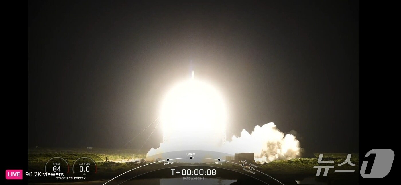 22일 오전 9시 48분(한국 시각) 미국 플로리다주 케이프커내버럴 우주군 기지에서 군 정찰위성 4호기가 성공적으로 발사됐다. (스페이스 X 제공)