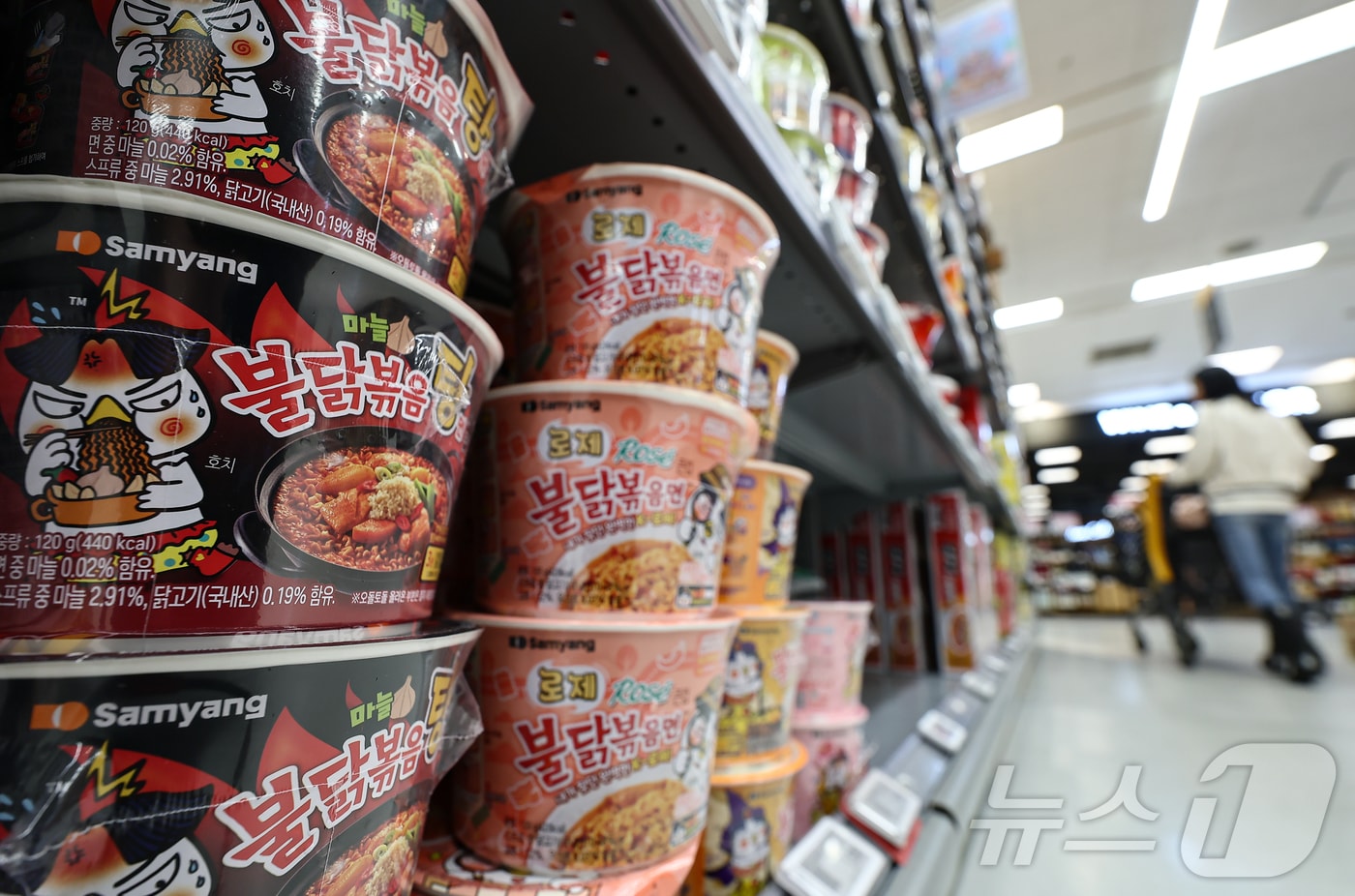 삼양식품의 올해 1분기 연결 기준 매출액 4863억 원, 영업이익 1024억 원을 기록할 것으로 전망된다. 사진은 22일 서울 시내 한 대형마트에 진열된 삼양식품의 불닭볶음면. 2025.4.22/뉴스1 ⓒ News1 김도우 기자