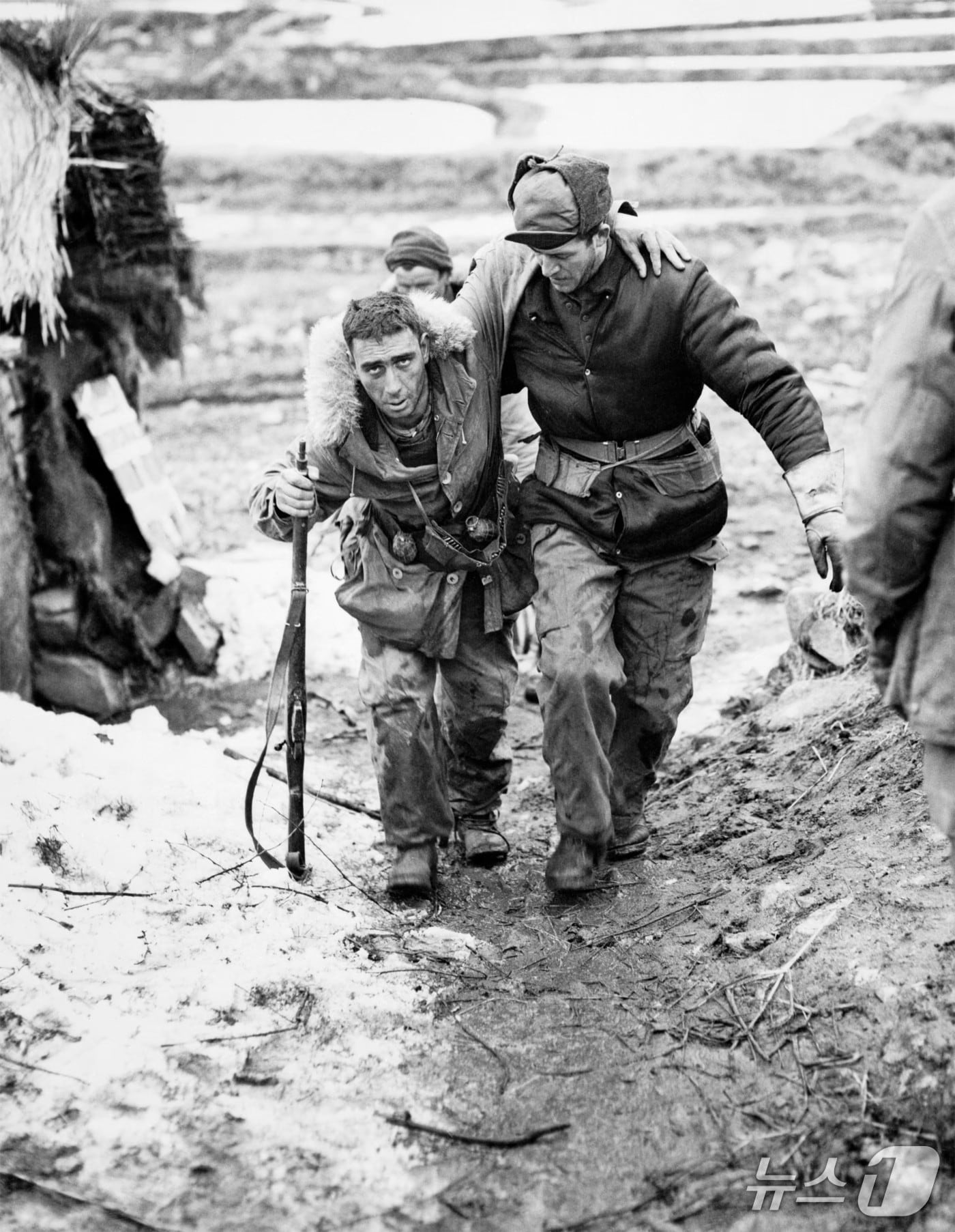 6·25 전쟁 당시 있었던 가평 전투에서 크라이슬러씨(오른쪽)가 고개를 숙인 채 전우를 부축하고 있다.(유엔기념공원 제공. 재판매 및 DB 금지)