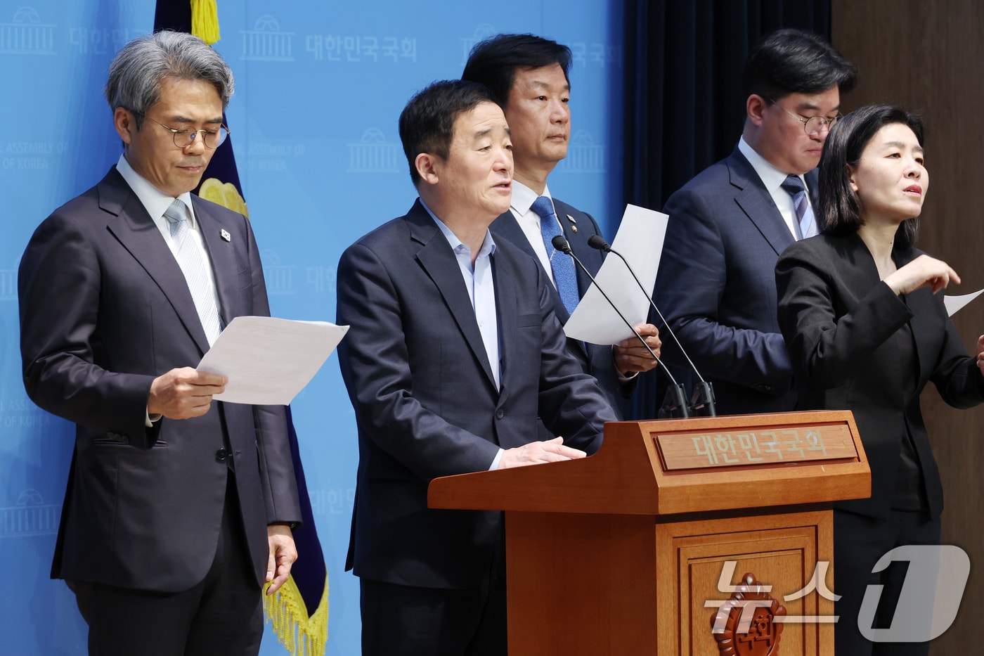 더불어민주당 이재명 대통령선거 예비후보 선거대책위원회 현안대응TF 단장인 강득구 의원 등이 22일 오후 서울 여의도 국회 소통관에서 이재명 경선 후보에 대한 허위 조작 유포자 고발 관련 기자회견을 하고 있다. 2025.4.22/뉴스1 ⓒ News1 이광호 기자