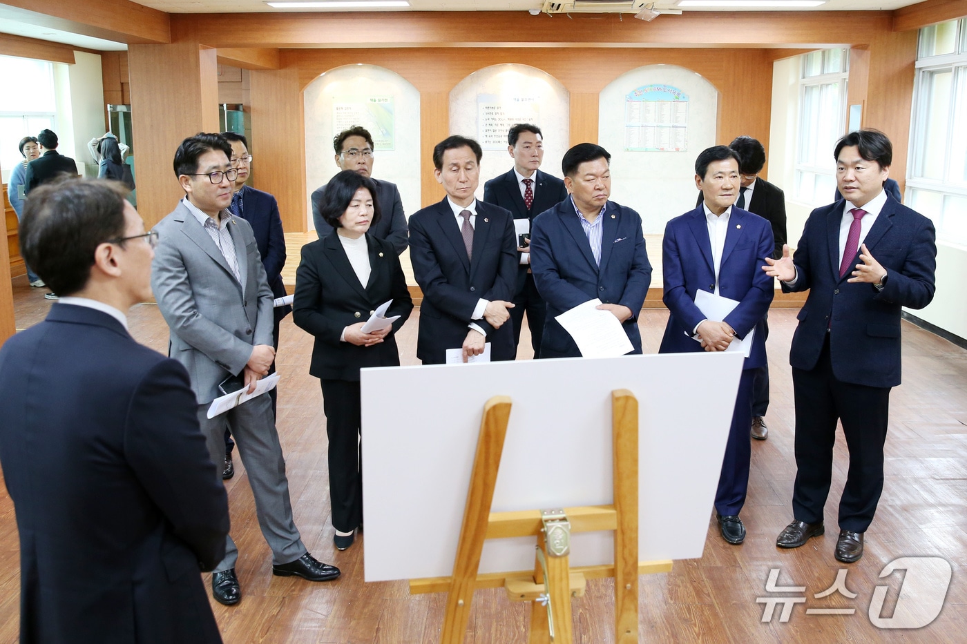 부산시의회 교육위원회 소속 의원들이 22일 주원초 현장 점검을 하고 있다.2025.4.22.(부산시의회 제공. 재판매 및 DB 금지)