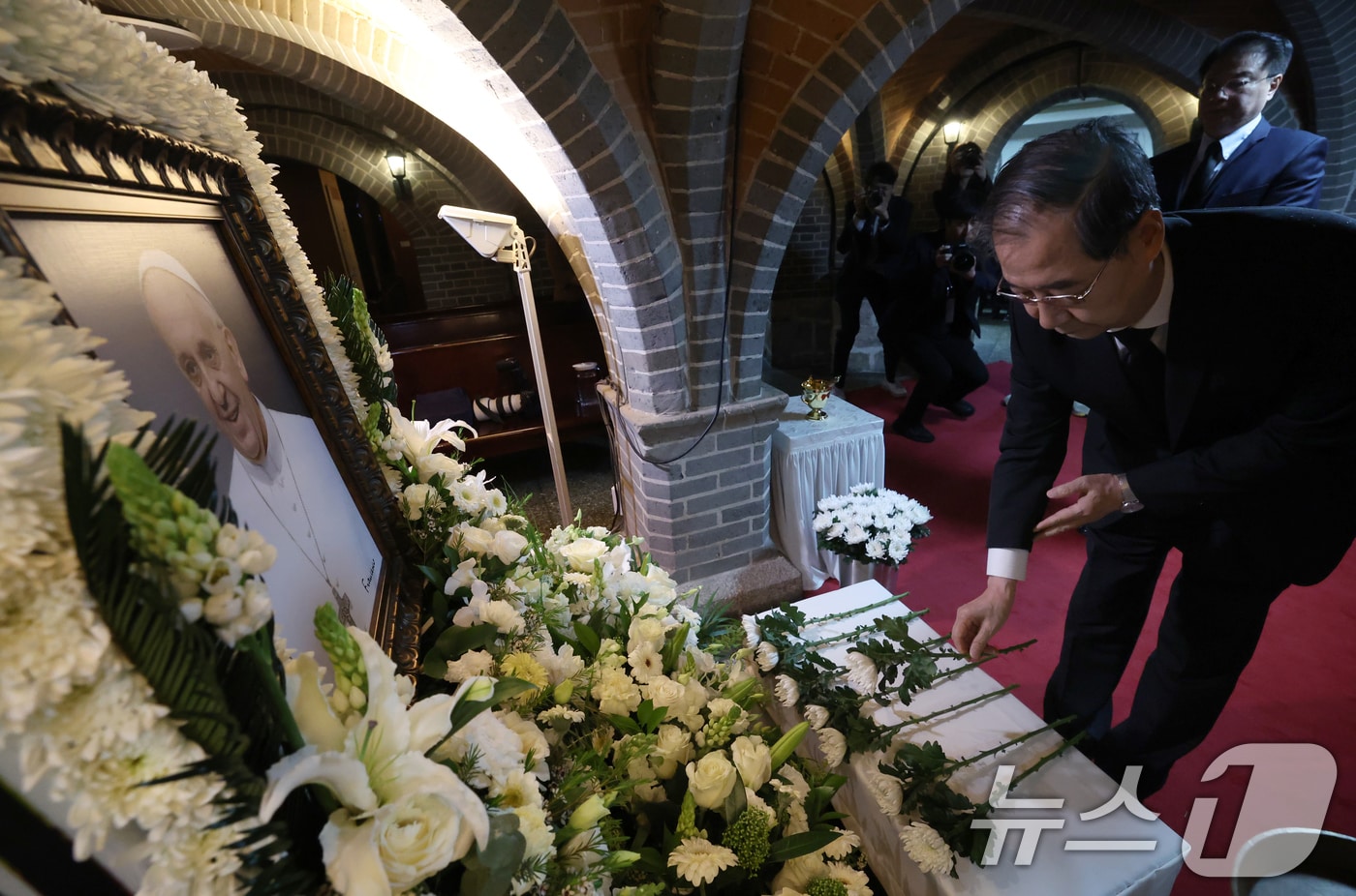 한덕수 대통령 권한대행 국무총리가 22일 서울 명동대성당 지하성당에 마련된 ‘故프란치스코 교황 분향소’ 찾아 조문하고 있다. &#40;총리실 제공, 재판매 및 DB 금지&#41; 2025.4.22/뉴스1 ⓒ News1 임세영 기자