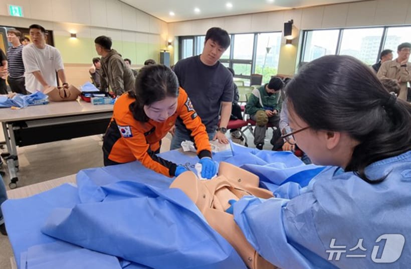 경주소방서 구급대원이 22일 현장 분만 대응 교육을 받고 있다. (경주소방서 제공, 제판매 및 DB 금지) 2025.4.22/뉴스1