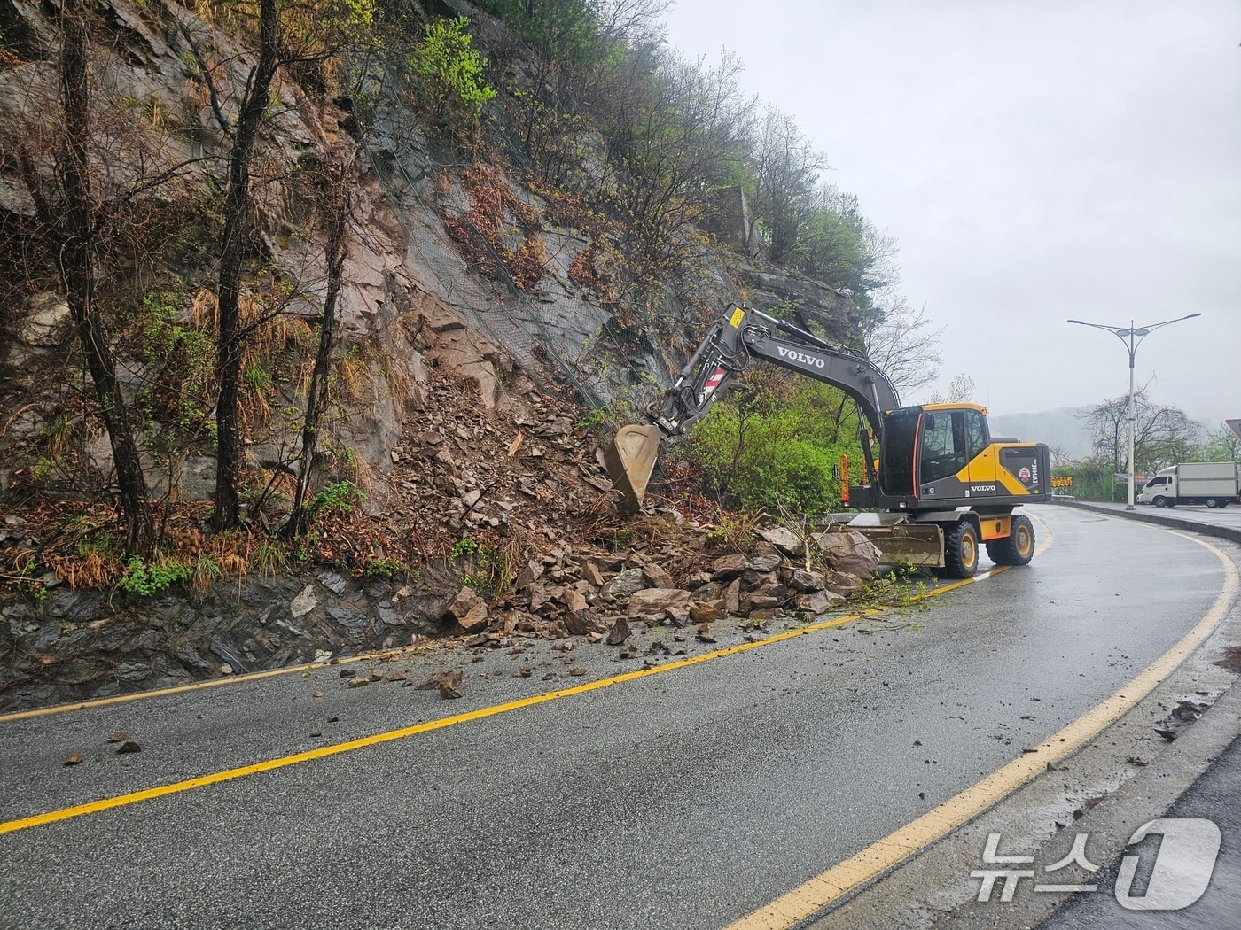 강원 춘천 신북읍 천전리 소양강댐 인근 도로 낙석 현장.(춘천시 제공, 재판매 및 DB금지)