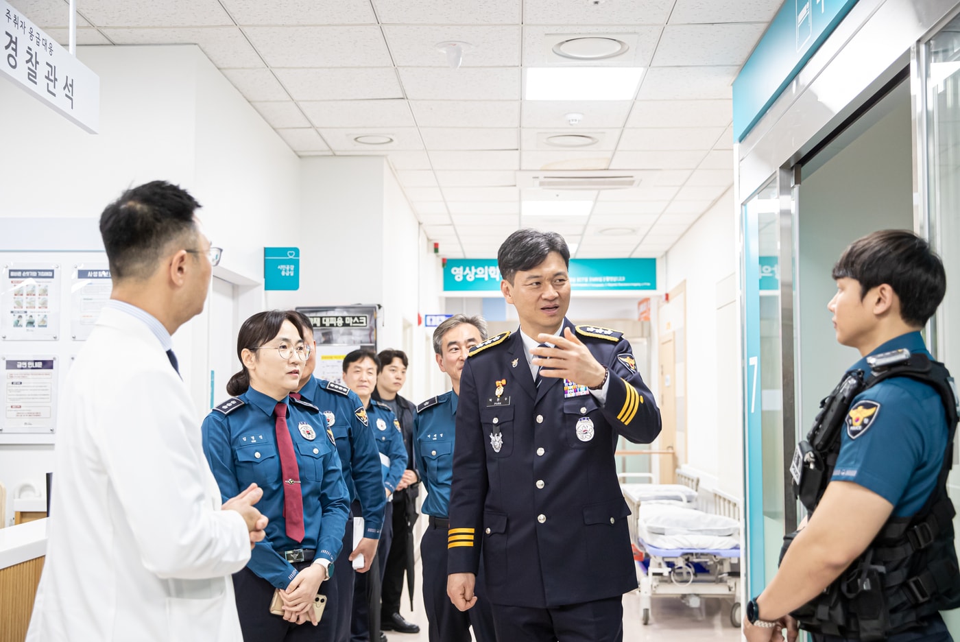 박현수 서울경찰청 직무대리(오른쪽에서 두번째)가 22일 서울특별시 동부병원에서 '보호조치 통합지원센터'를 둘러보고 있다.(서울경찰청 제공)