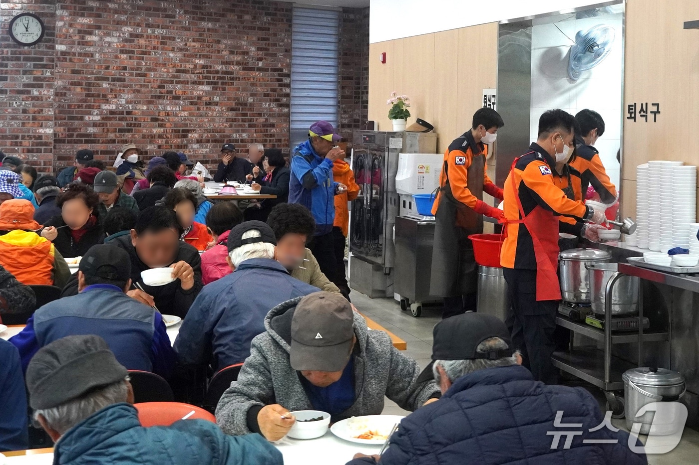 22일 경북 포항남부소방서 소방관들이 오천교회에서 소외게층을 위한 무료 급식 봉사활동을 펼치고 있다. (포항남부소방서제공, 제판매 및 DB 금지) 2025.4.22/뉴스1