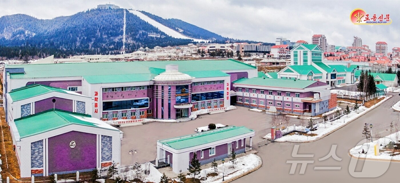 &#40;평양 노동신문=뉴스1&#41; = 북한 노동당 기관지 노동신문은 23일 삼지연시의 리명수거리를 조명하며 음악축전장, 삼지연들쭉음료공장, 삼지연종합전람관, 피로회복원, 고층주택 등을 소개했다. [국내에서만 사용가능. 재배포 금지. DB 금지. For Use Only in the Republic of Korea. Redistribution Prohibited] rodongphoto@news1.kr