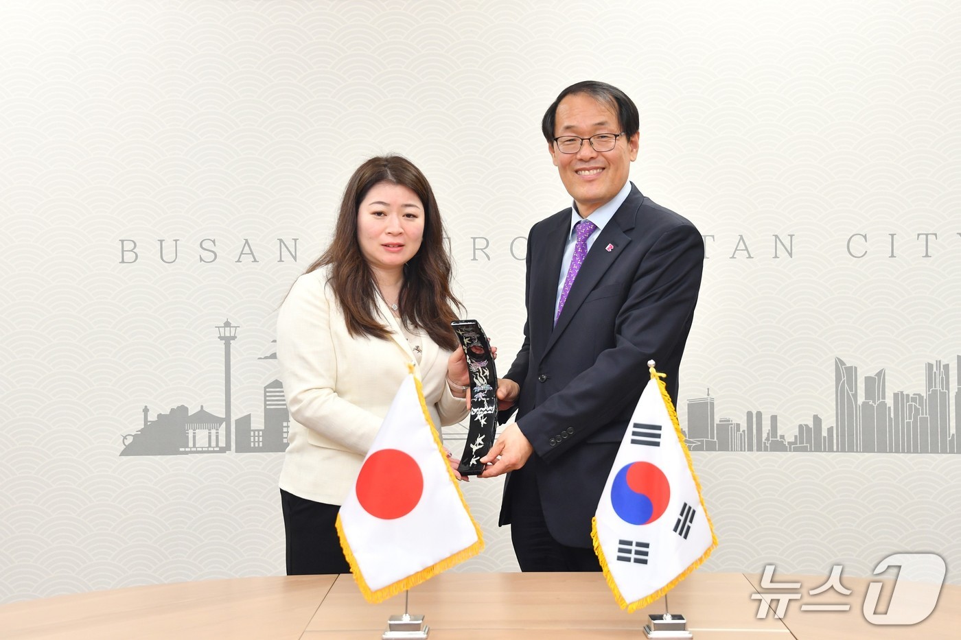 이준승(사진 왼쪽) 부산시 행정부시장과 바바 유코 나가사키현 부지사가 접견 뒤 기념사진을 찍고 있다.(부산시청 제공. 재판매 및 DB 금지)