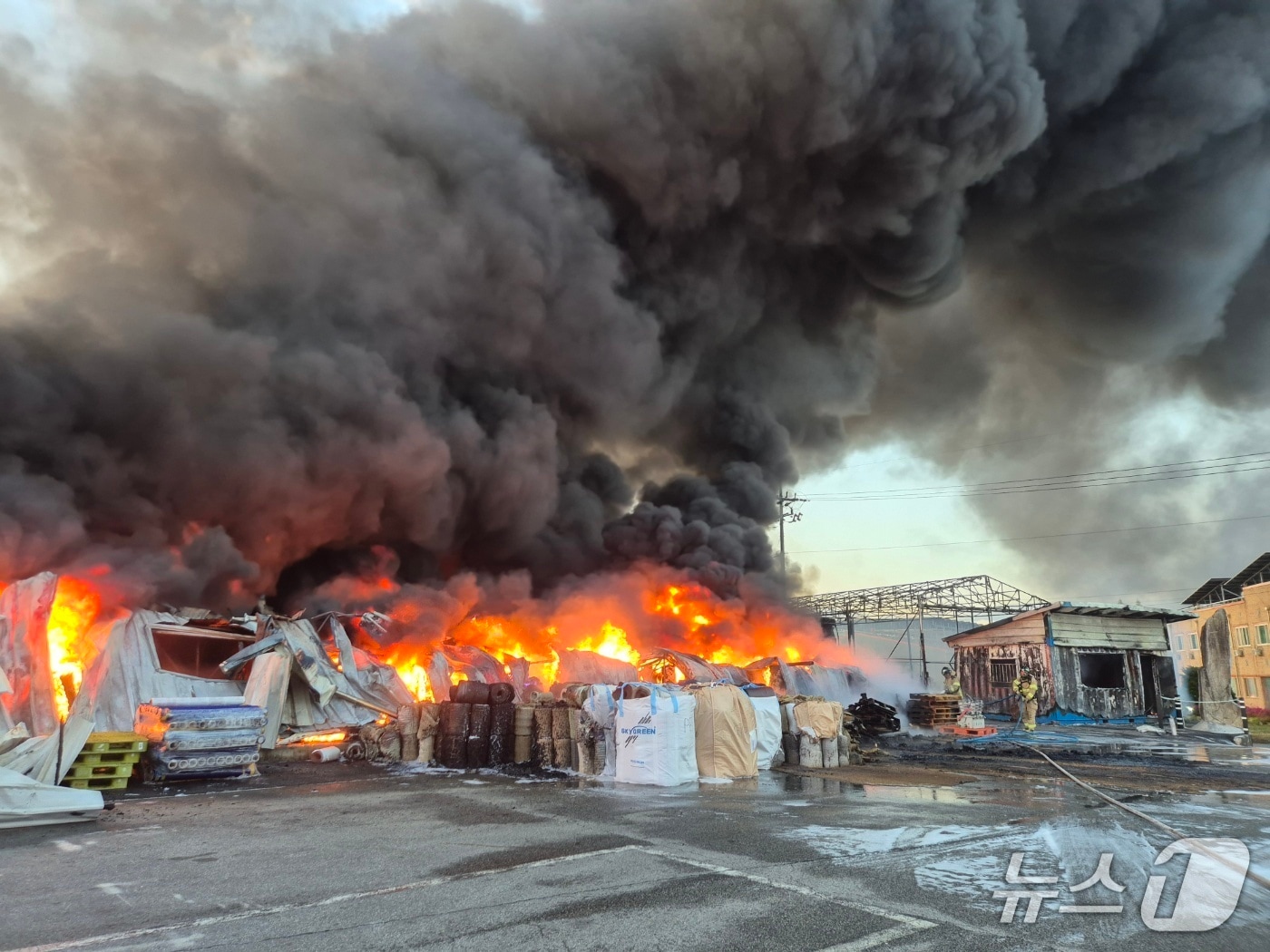 23일 오전 4시45분쯤 충북 음성군 삼성면의 한 플라스틱 시트 제조 공장에서 원인을 알 수 없는 불이 났다.(음성소방서 제공. 재판매 및 DB금지)/뉴스1