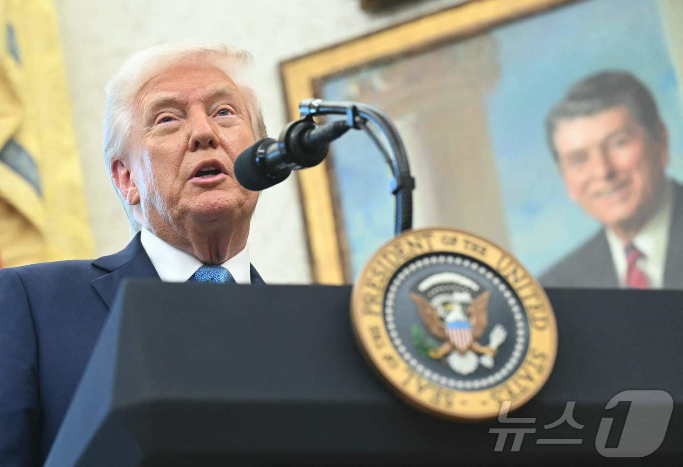 도널드 트럼프 미국 대통령이 22일 (현지시간) 워싱턴 백악관에서 열린 폴 앳킨스 증권거래위원회(SEC) 위원장의 취임 선서 행사서 "제롬 파월 연준 의장이 금리 인하 아이디어에 좀 더 적극적이길 바란다＂고 밝히고 있다. 2025.04.22 ⓒ AFP=뉴스1 ⓒ News1 우동명 기자