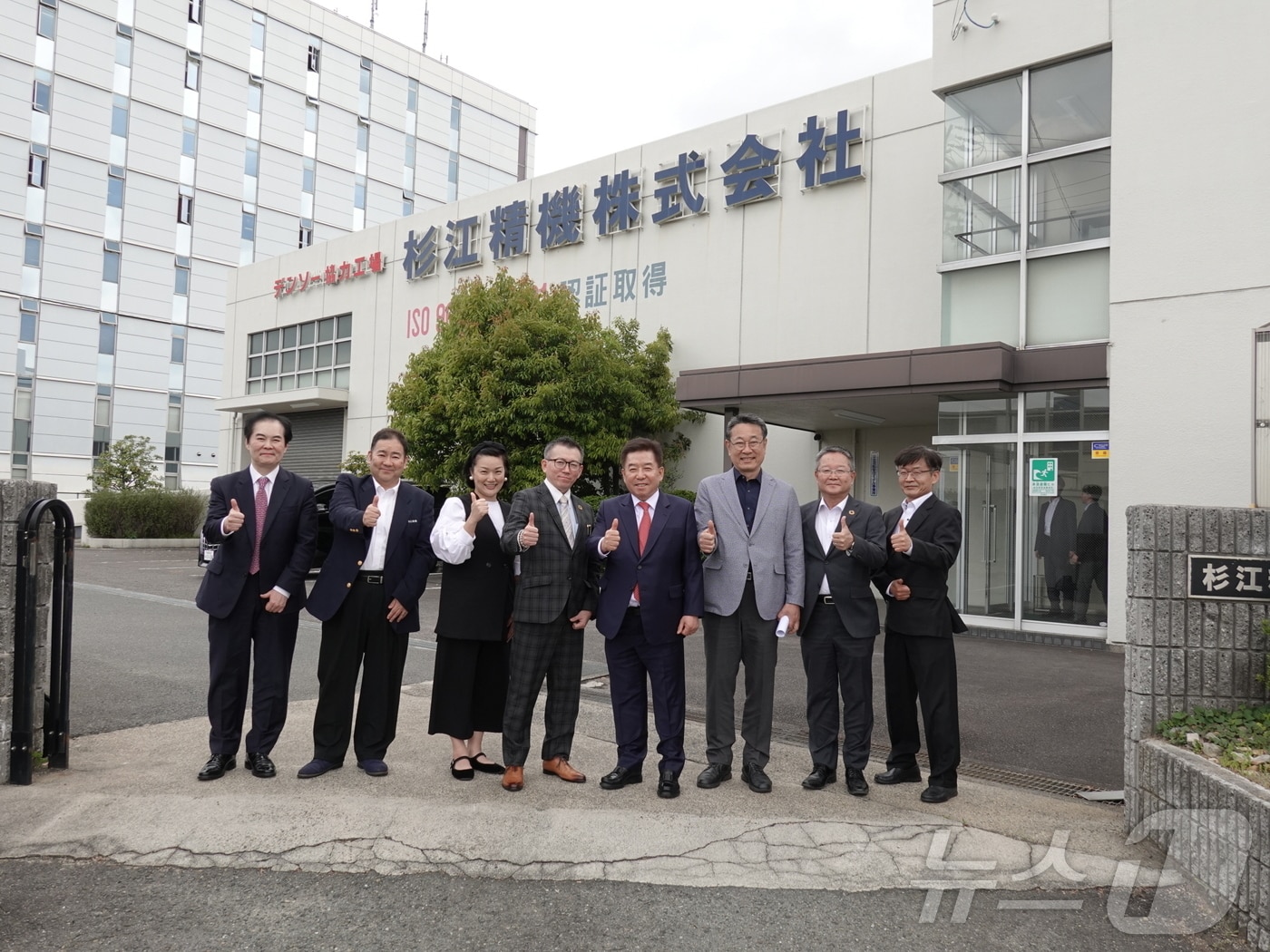 광양만권경제자유구역청은 22일 일본 자동차 부품 제조기업인 수기에 세이키를 방문해 투자 상담을 진행하고 기념사진을 찍고 있다.(광양경자청 제공. 재판매 및 DB 금지)